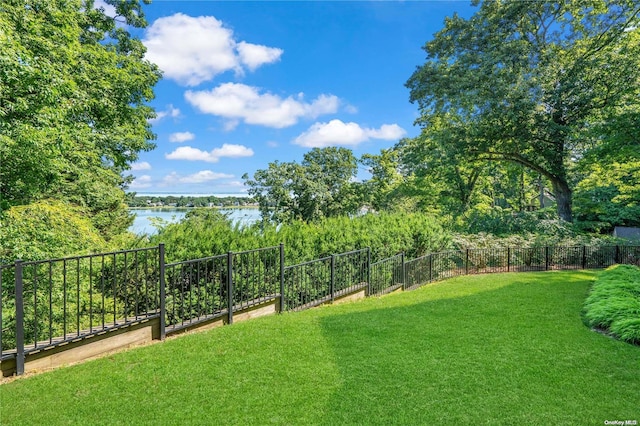 view of yard featuring a water view