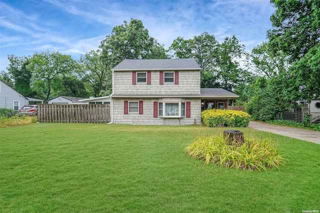 view of front of property with a front yard