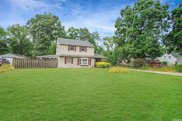 view of front of property featuring a front lawn