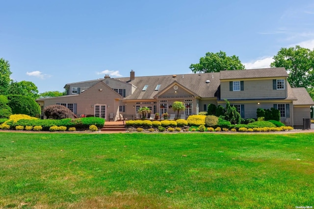 view of front facade with a front yard