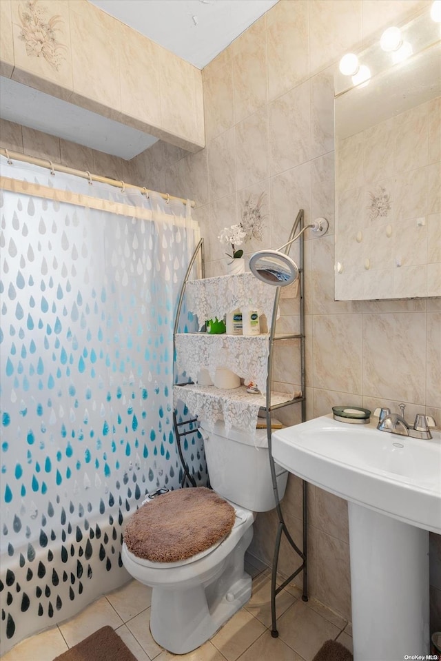 bathroom featuring tile patterned floors, a shower with shower curtain, tile walls, and toilet