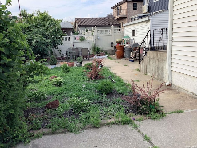 view of yard featuring a patio