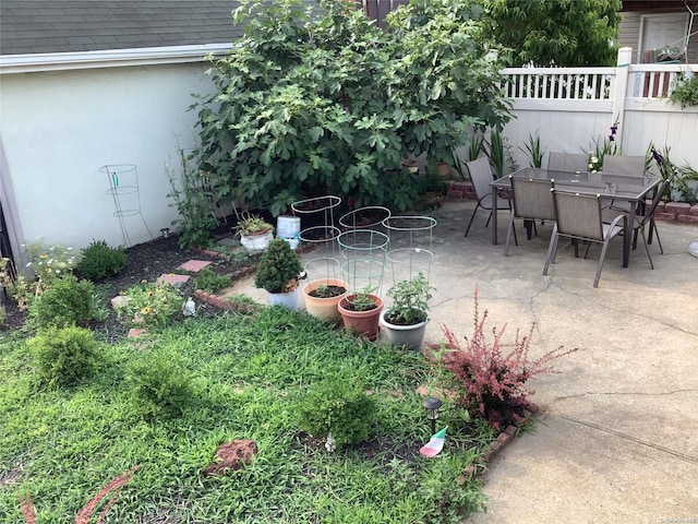 view of yard with a patio area