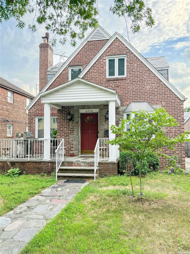 view of front of property featuring a front lawn