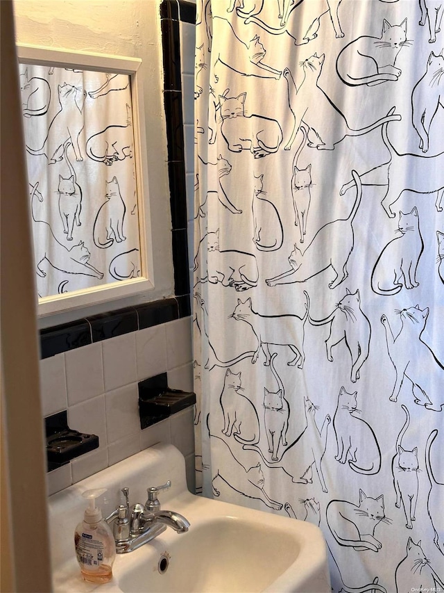 bathroom featuring backsplash and sink