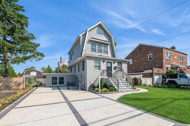 view of front of property featuring a front lawn