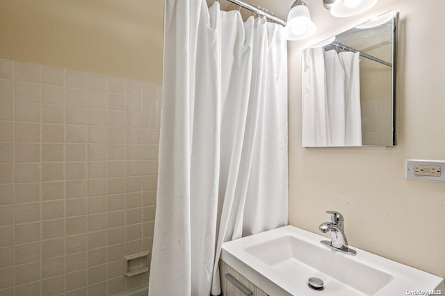 bathroom featuring a shower with curtain and sink