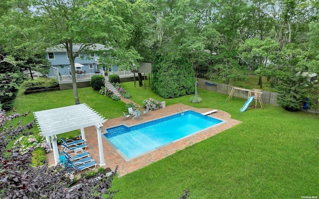 view of pool featuring a diving board and a yard