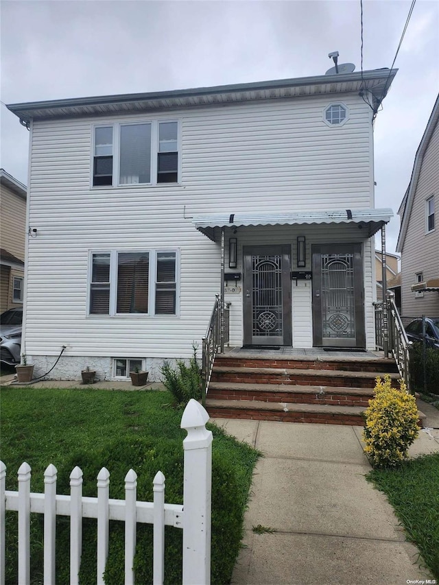 view of front facade featuring a front yard