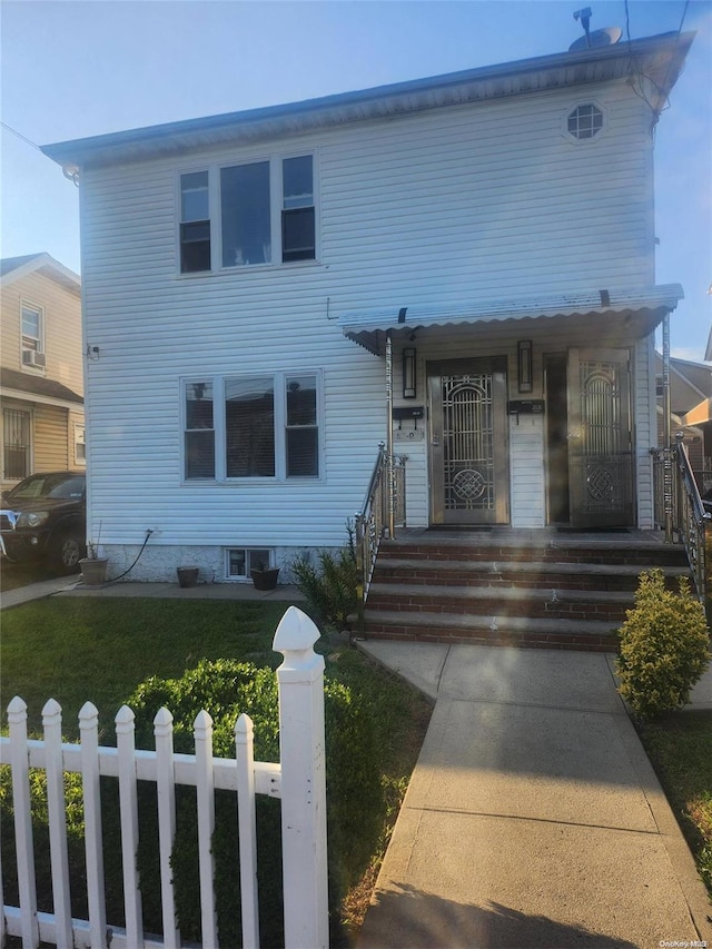 view of front facade featuring covered porch and a front lawn