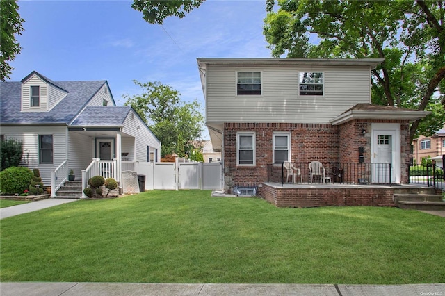 view of front of property featuring a front lawn