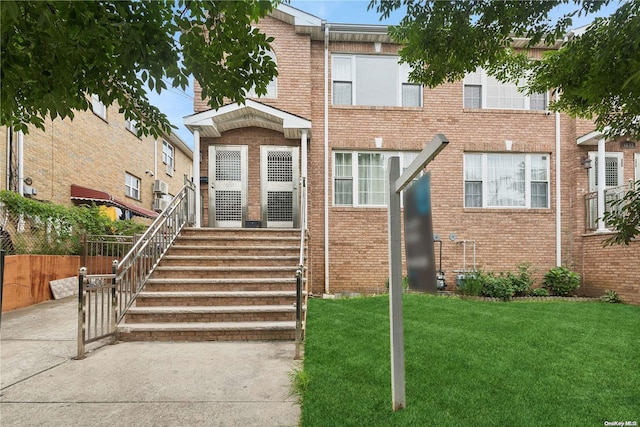 view of front of property featuring a front lawn