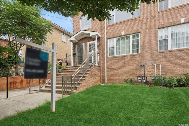 view of front of house with a front yard