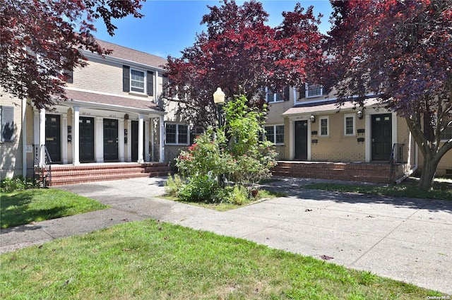 view of front facade with a front yard