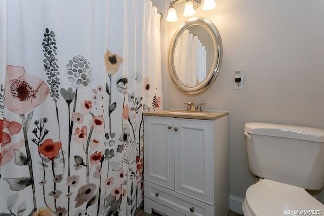 bathroom with a shower with shower curtain, vanity, and toilet