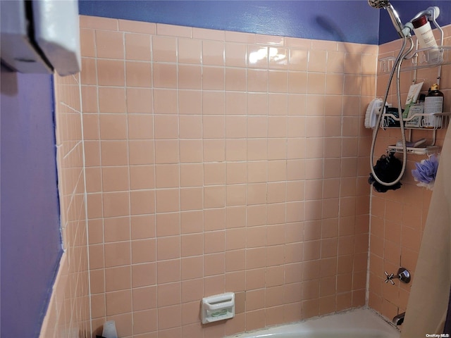 bathroom featuring tiled shower / bath combo