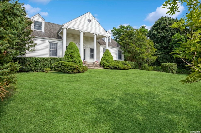 view of front facade featuring a front lawn