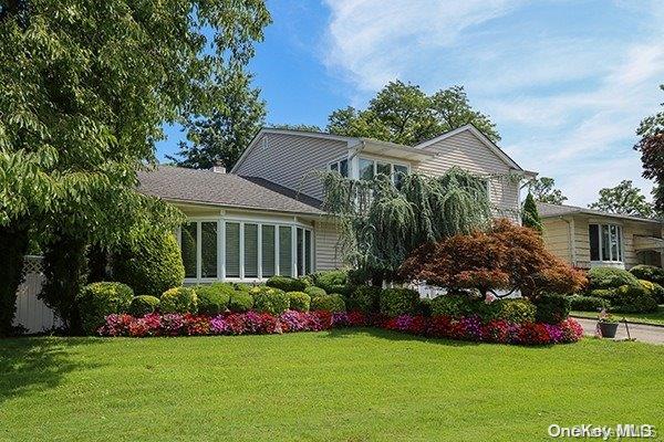 view of front facade with a front lawn