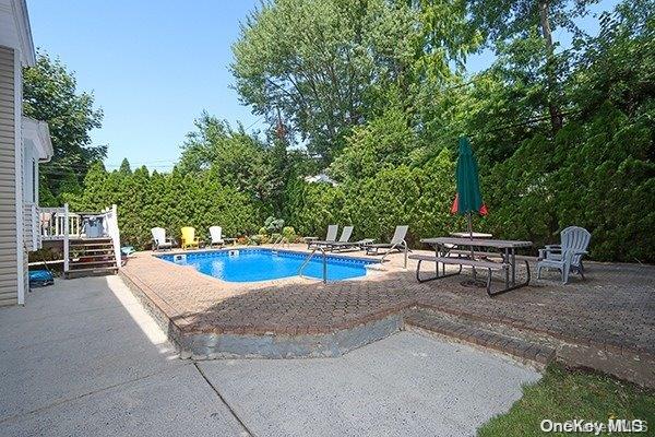 view of swimming pool featuring a patio