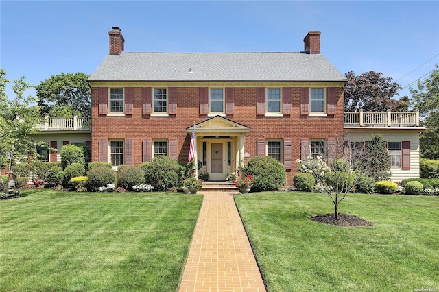 colonial home with a front yard