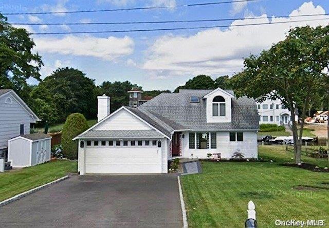 view of front facade with a garage and a front yard