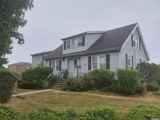 view of front of house with a front lawn