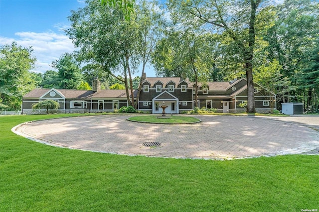 view of front facade featuring a front lawn