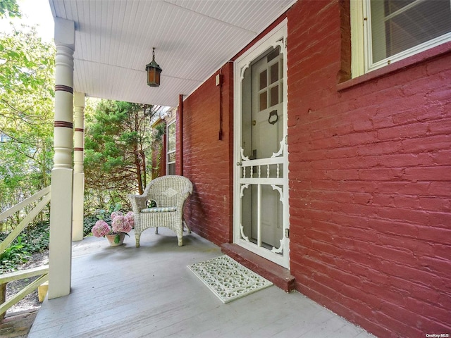 entrance to property featuring a porch