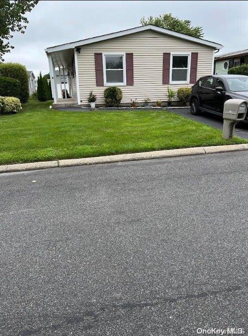 view of front of home featuring a front yard