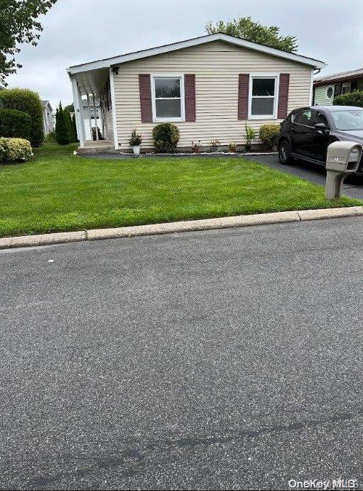 view of front facade with a front yard