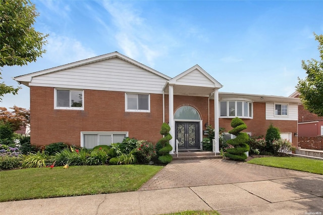 split foyer home featuring a front yard