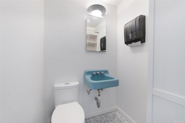 bathroom featuring toilet and sink