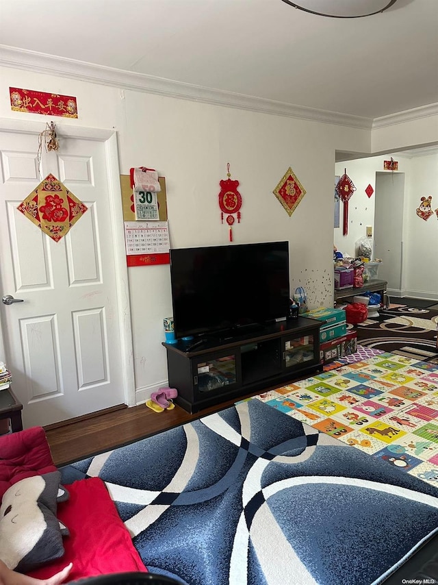 living room featuring hardwood / wood-style floors and crown molding