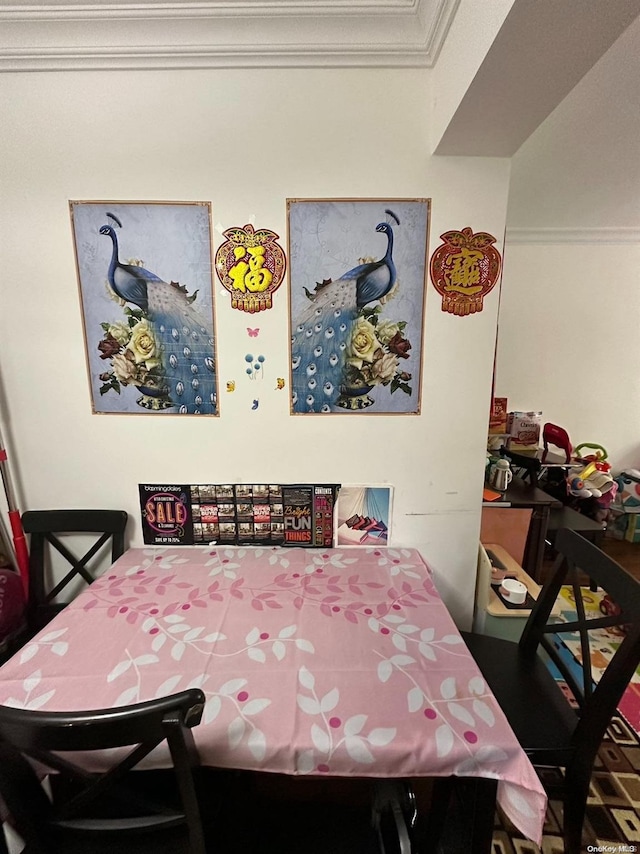 dining area with ornamental molding