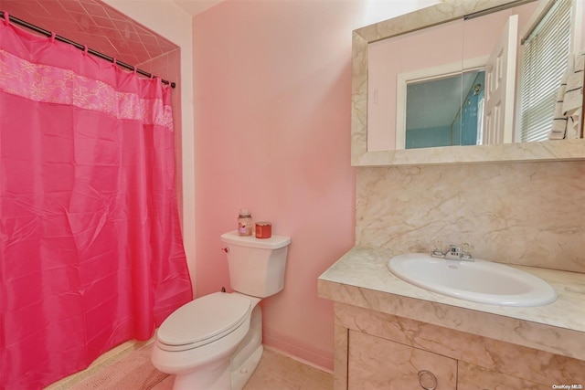 bathroom featuring a shower with curtain, vanity, and toilet