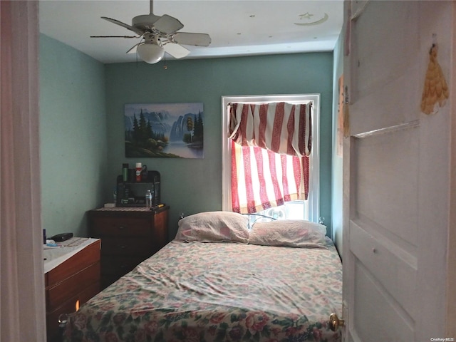 bedroom with ceiling fan