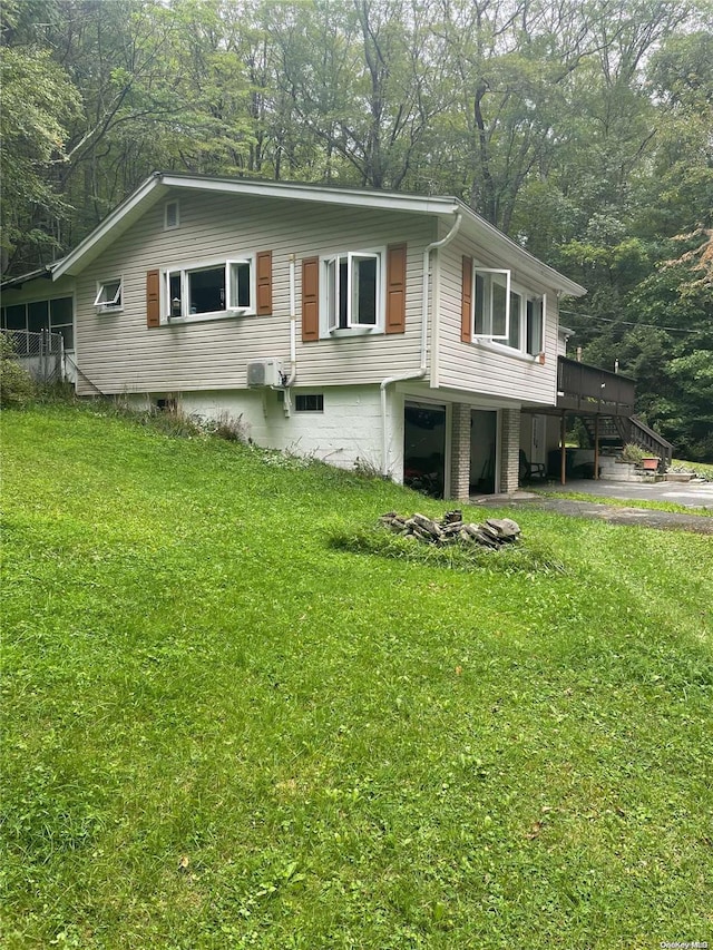 view of front of property featuring a front lawn