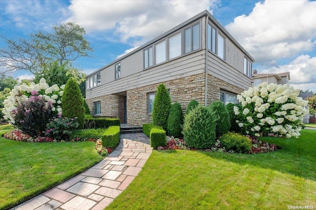 view of front of property with a front yard