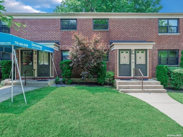 townhome / multi-family property featuring a front yard