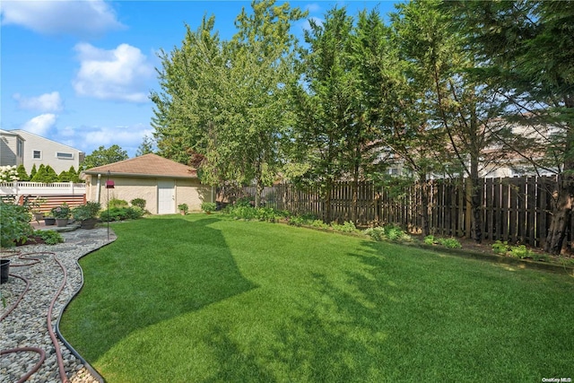 view of yard with an outbuilding