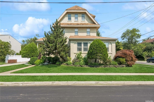 view of front of house with a front lawn