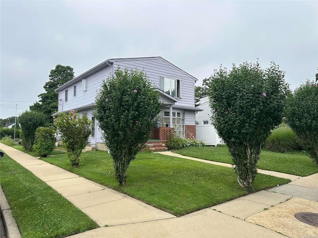 view of front of house featuring a front lawn