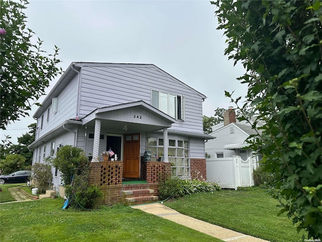 view of front of home featuring a front yard