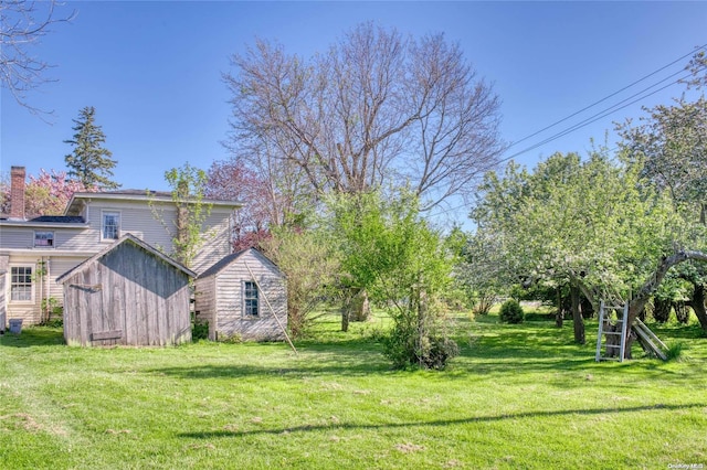 view of yard with a storage shed