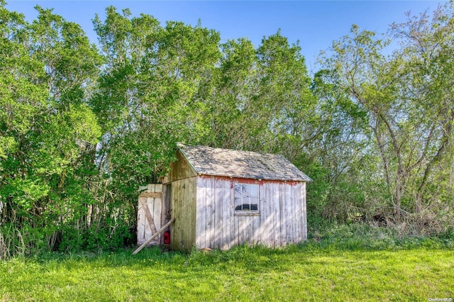 view of outdoor structure featuring a yard