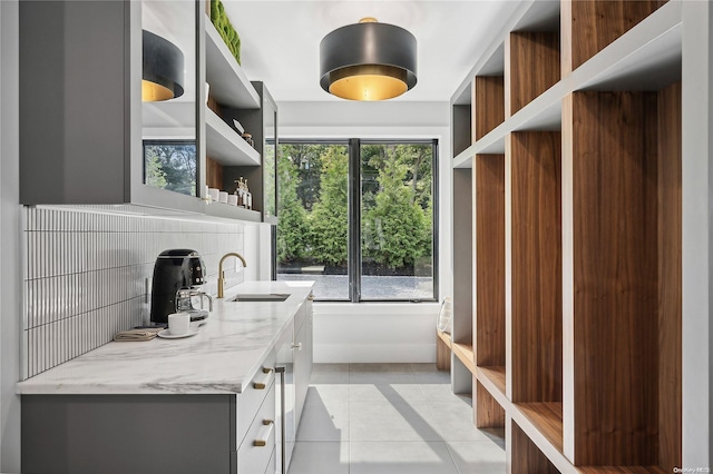 mudroom featuring sink and light tile patterned floors