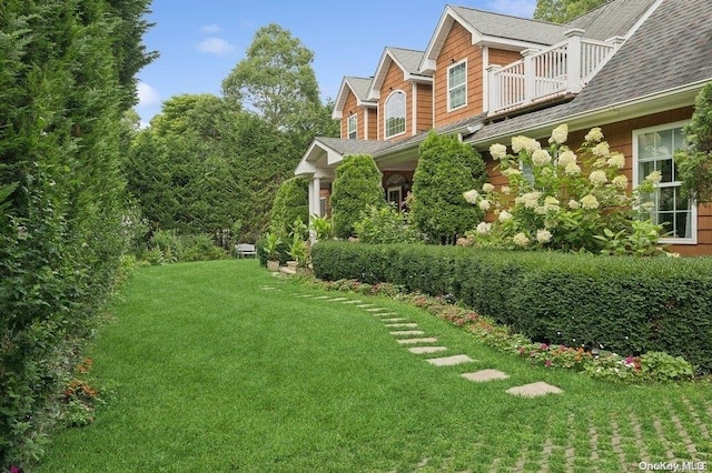 view of yard featuring a balcony