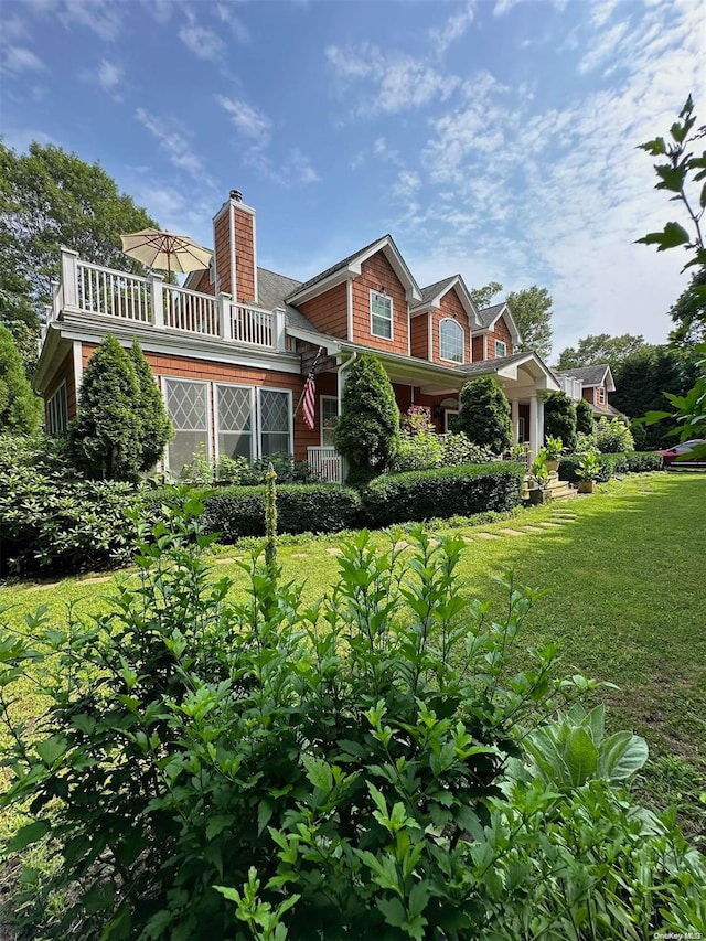 view of front facade with a front lawn