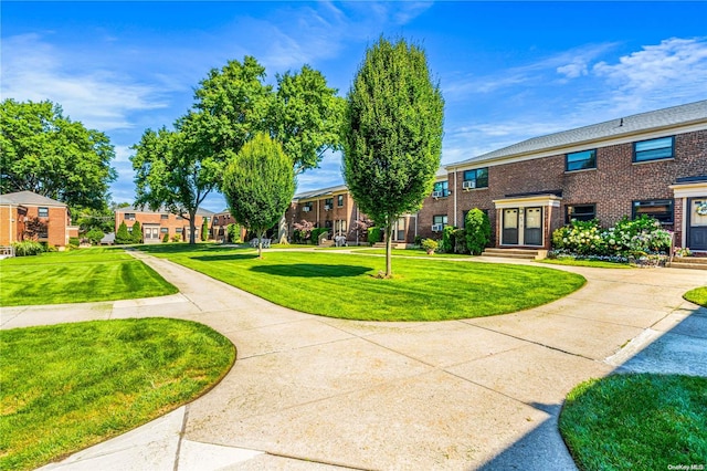 view of property's community featuring a lawn