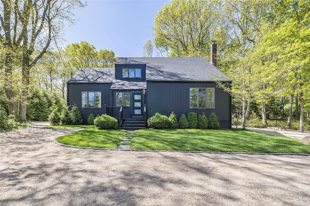 view of front of home featuring a front lawn